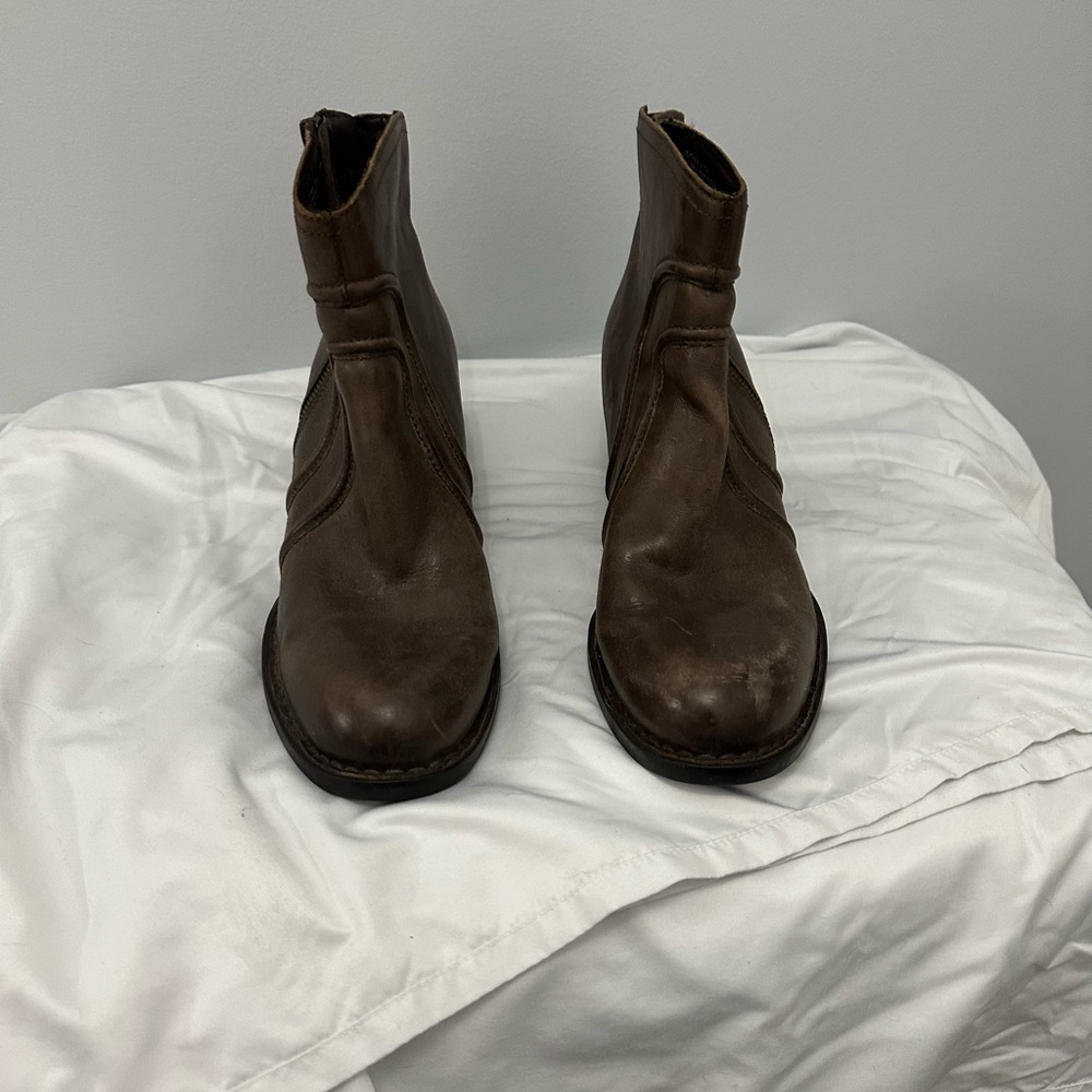 Born boots New never worn size 11
